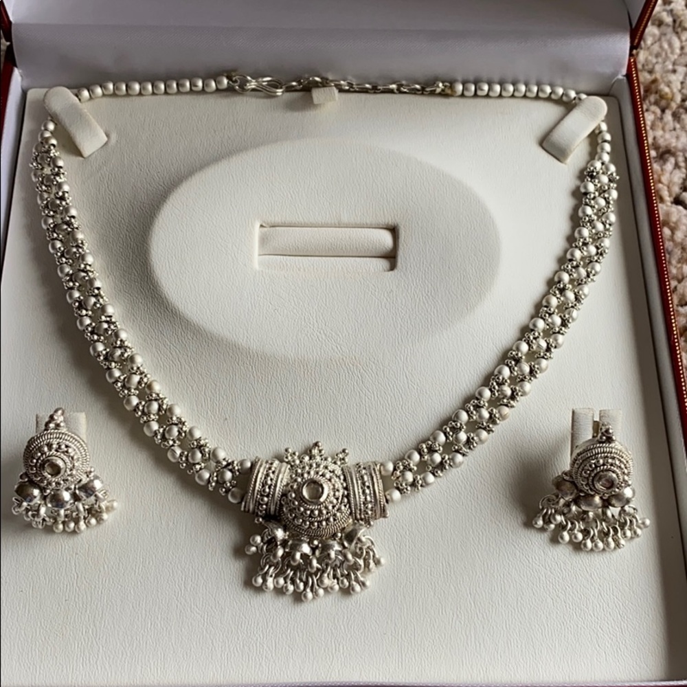 Stunning necklace and earring jewelry set!